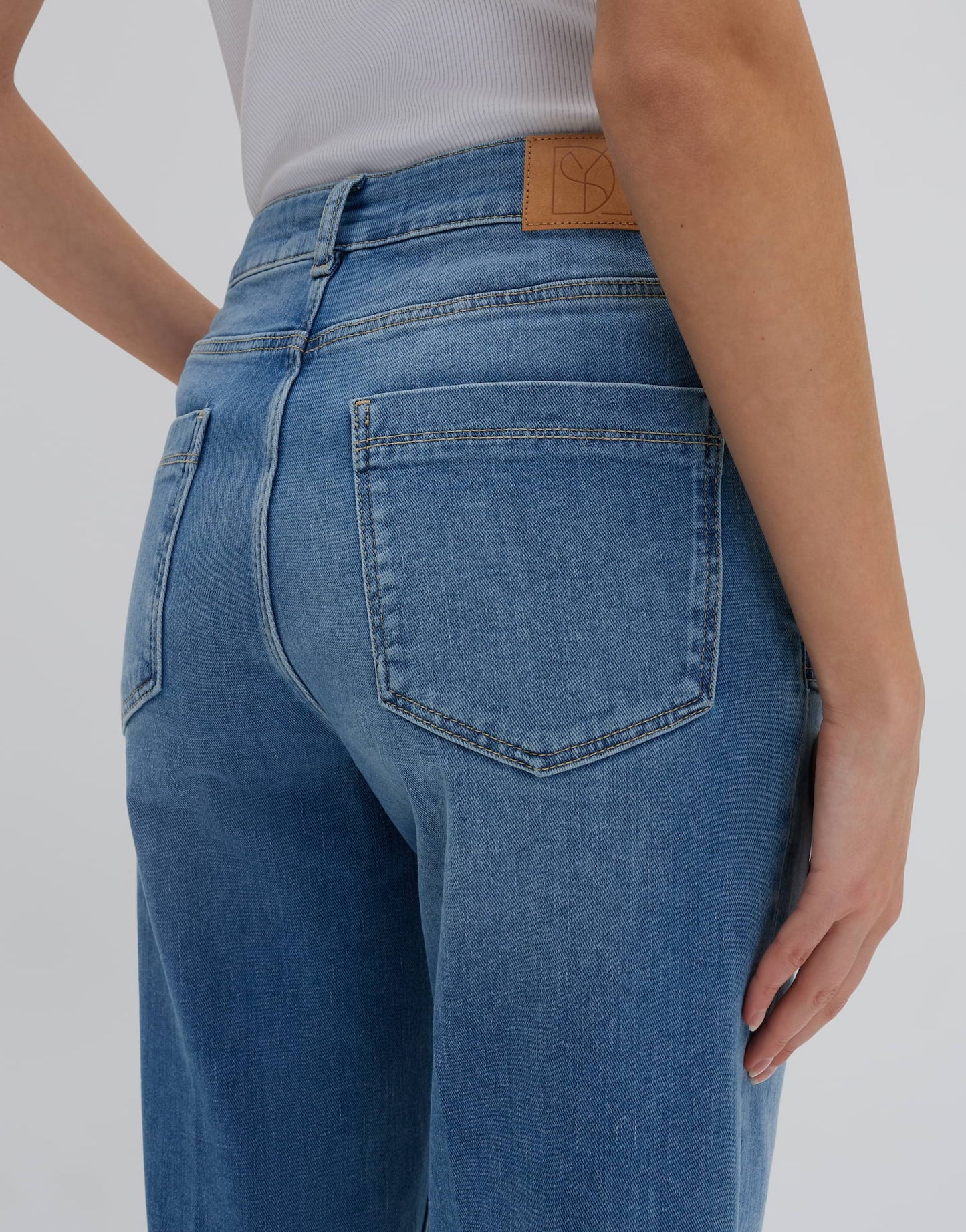 Long Flared Jeans CARIE UTILITY Mid Rise aus stretchigem BCI Cotton Mix von SOMEDAY