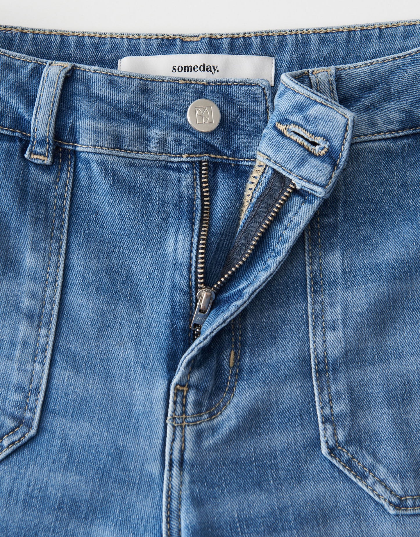 Long Flared Jeans CARIE UTILITY Mid Rise aus stretchigem BCI Cotton Mix von SOMEDAY