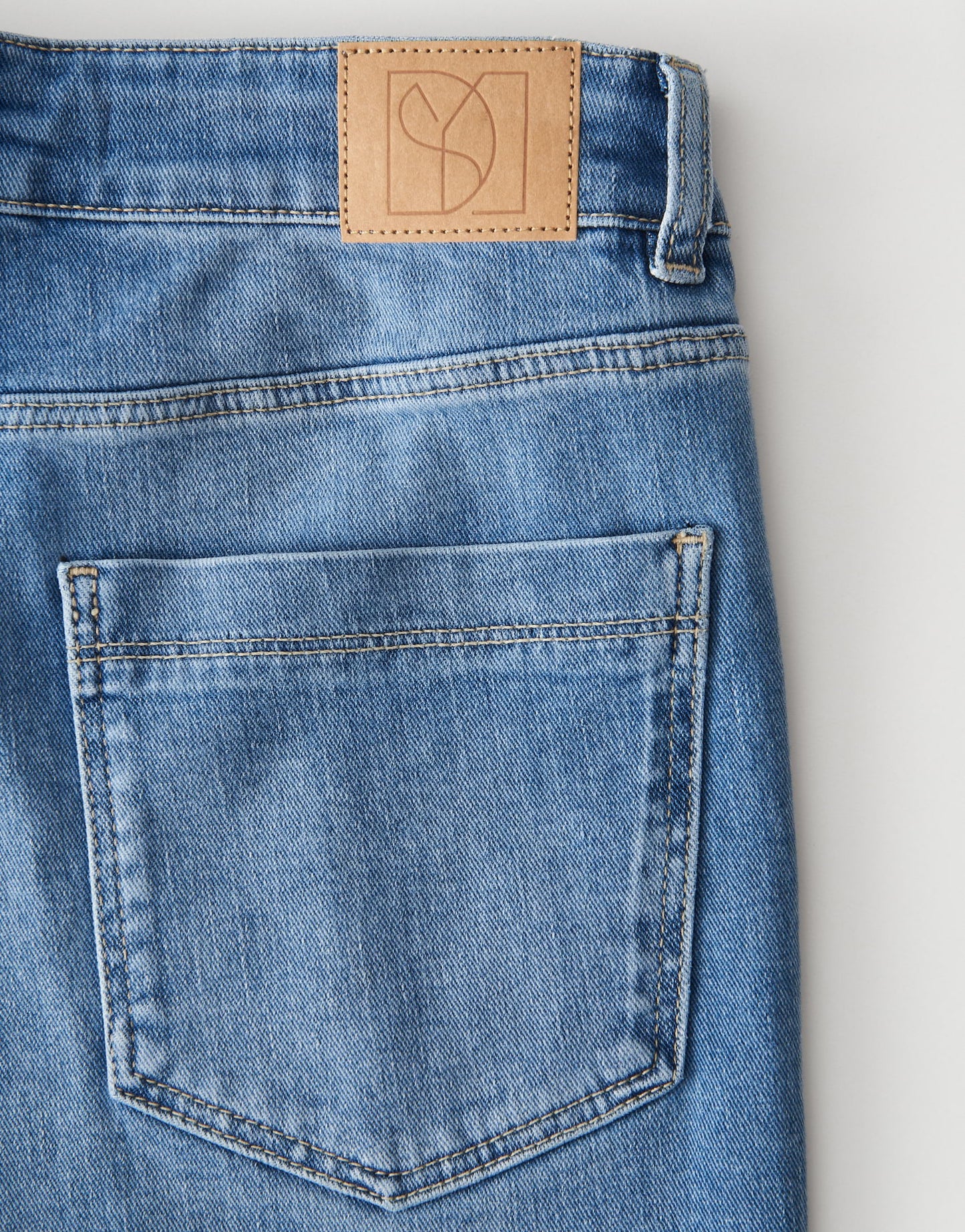 Long Flared Jeans CARIE UTILITY Mid Rise aus stretchigem BCI Cotton Mix von SOMEDAY