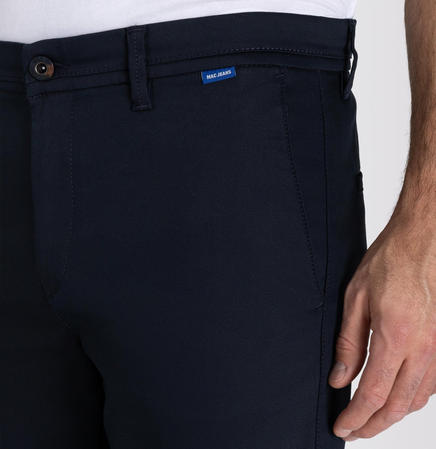 SALE - Konische Satin-Chino "Griffin" mit Reißverschluss am Saum.von MAC
