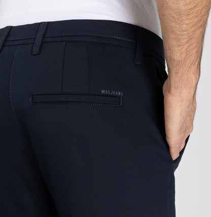 SALE - Konische Satin-Chino "Griffin" mit Reißverschluss am Saum.von MAC