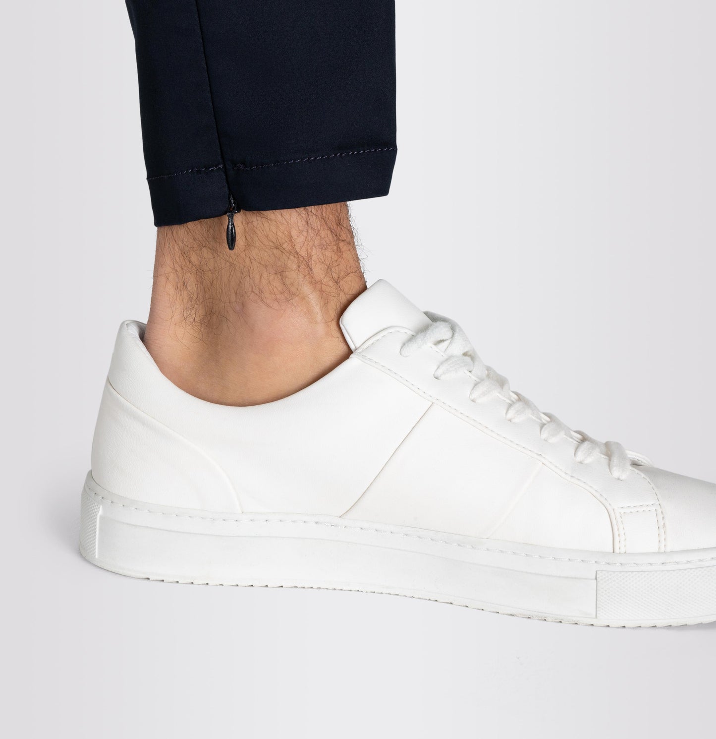 SALE - Konische Satin-Chino "Griffin" mit Reißverschluss am Saum.von MAC